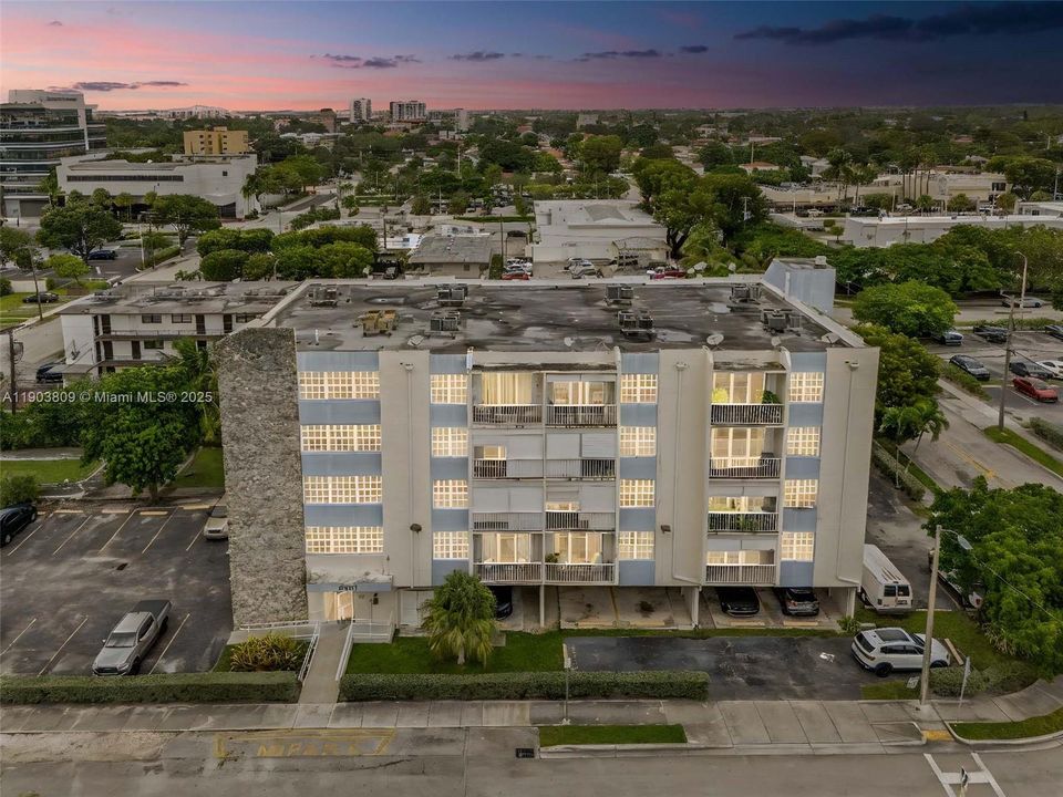 待售: $305,000 (2 贝兹, 1 浴室, 700 平方英尺)