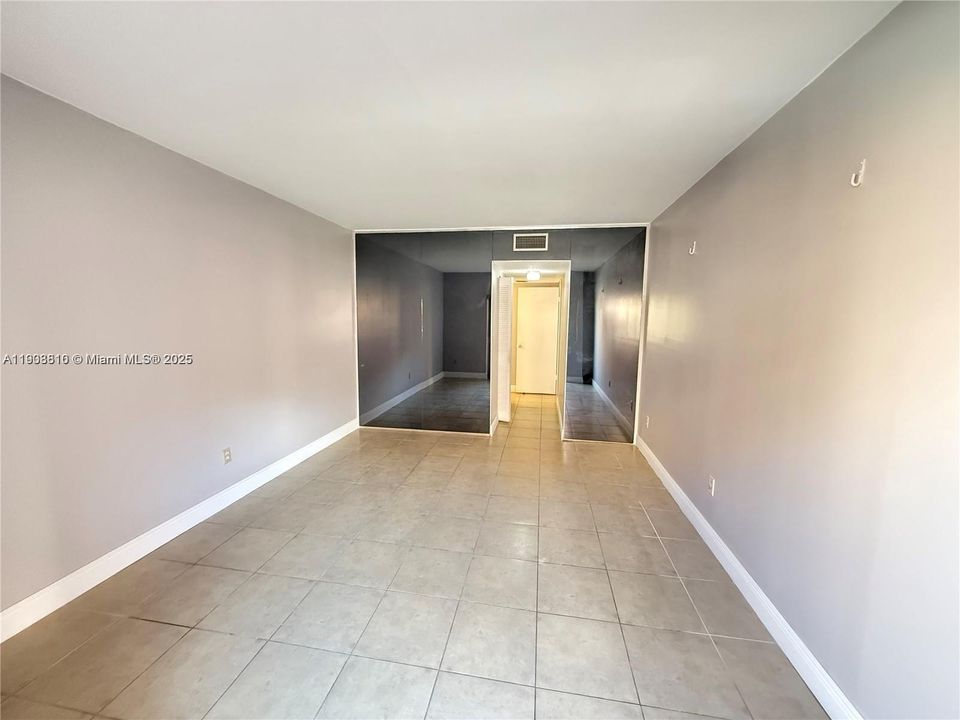 Recently Rented: $1,800 (1 beds, 1 baths, 725 Square Feet)