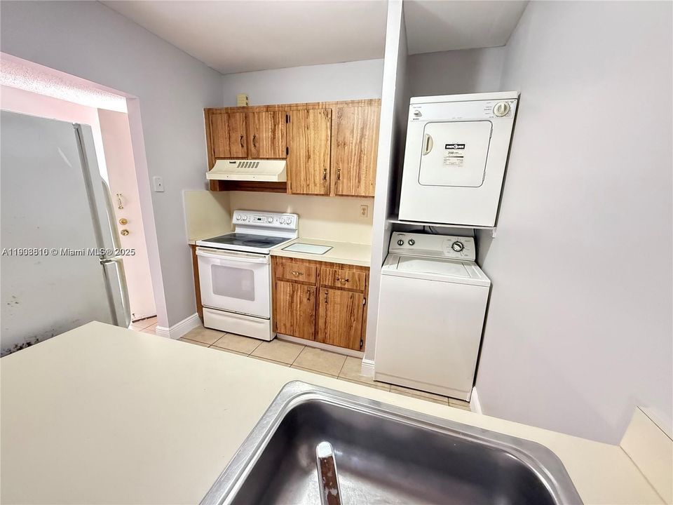 Recently Rented: $1,800 (1 beds, 1 baths, 725 Square Feet)
