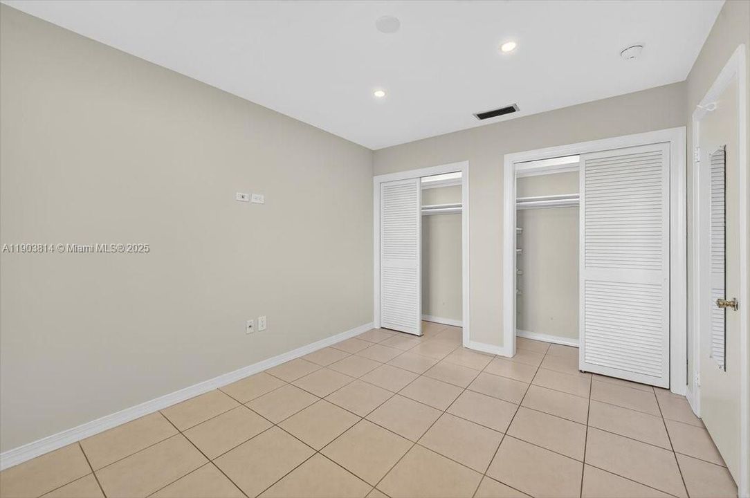 合同活跃: $2,850 (2 贝兹, 1 浴室, 1000 平方英尺)