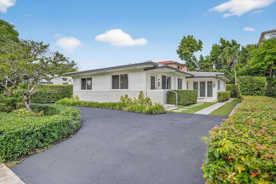 合同活跃: $2,850 (2 贝兹, 1 浴室, 1000 平方英尺)