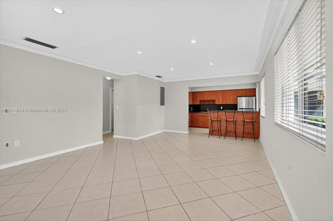 合同活跃: $2,850 (2 贝兹, 1 浴室, 1000 平方英尺)