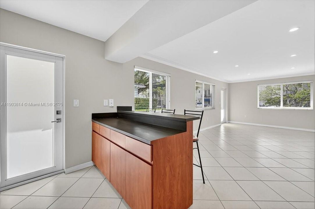 合同活跃: $2,850 (2 贝兹, 1 浴室, 1000 平方英尺)