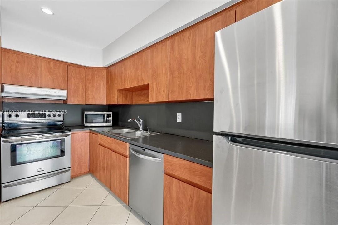 合同活跃: $2,850 (2 贝兹, 1 浴室, 1000 平方英尺)