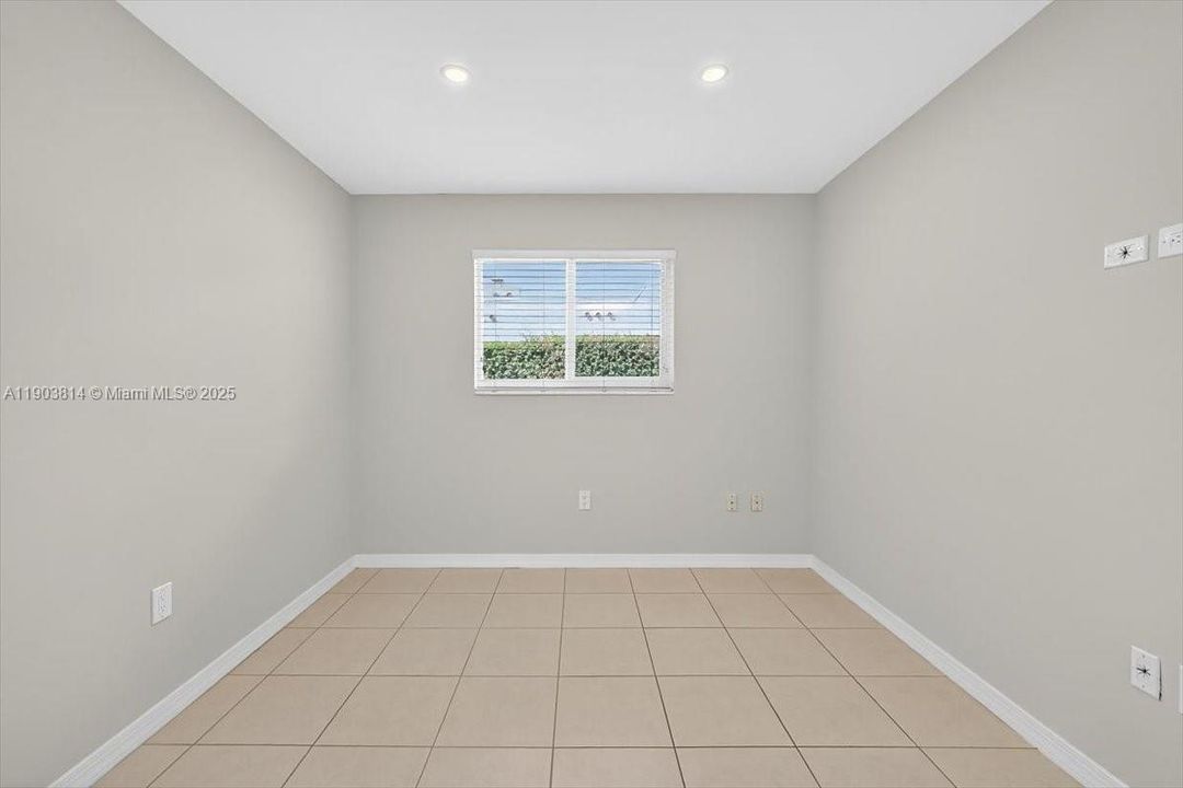 合同活跃: $2,850 (2 贝兹, 1 浴室, 1000 平方英尺)