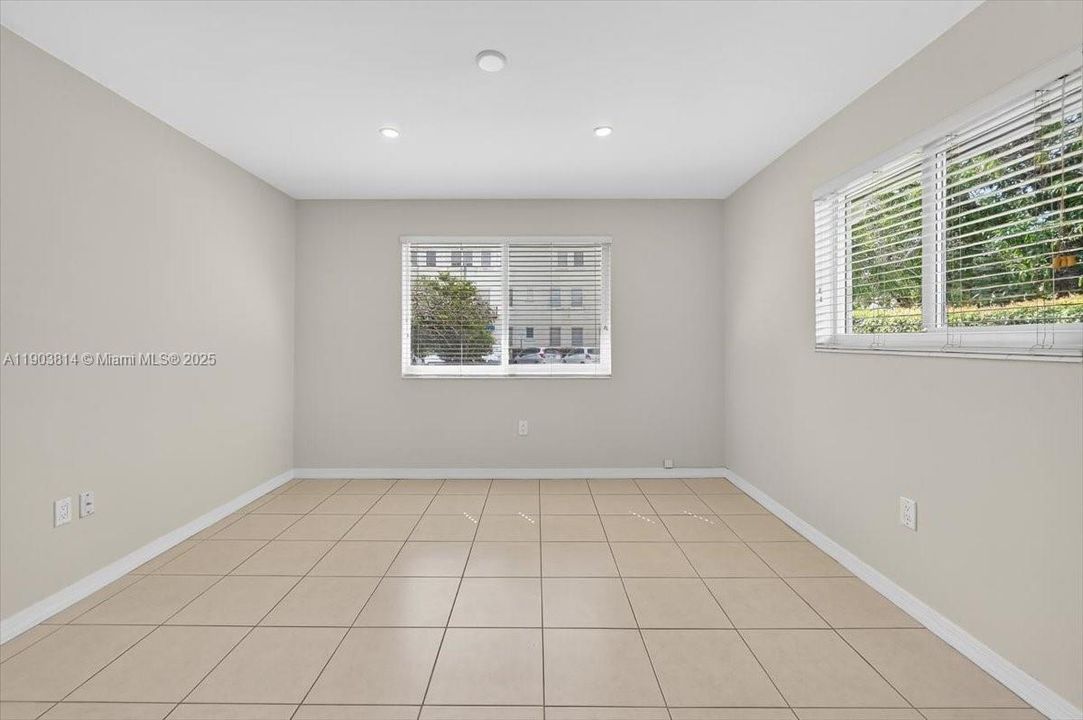 合同活跃: $2,850 (2 贝兹, 1 浴室, 1000 平方英尺)