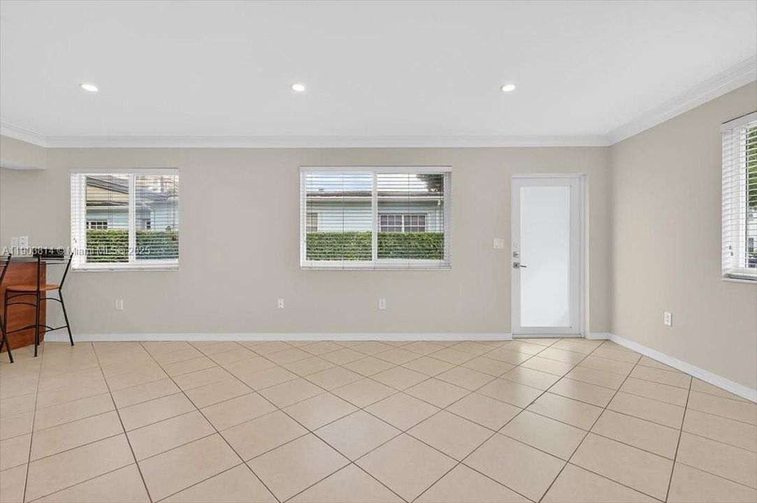 合同活跃: $2,850 (2 贝兹, 1 浴室, 1000 平方英尺)