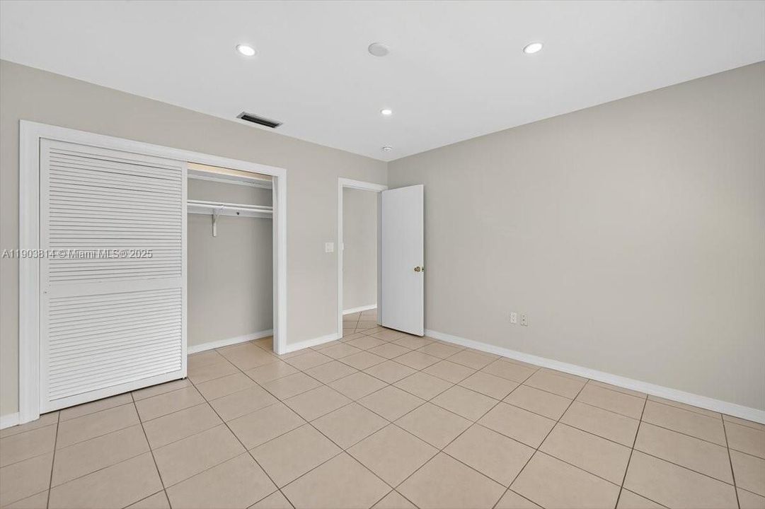 合同活跃: $2,850 (2 贝兹, 1 浴室, 1000 平方英尺)