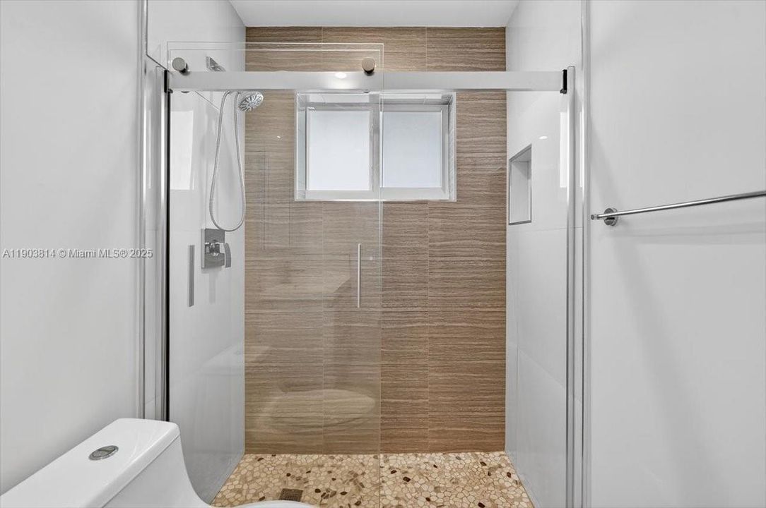 合同活跃: $2,850 (2 贝兹, 1 浴室, 1000 平方英尺)