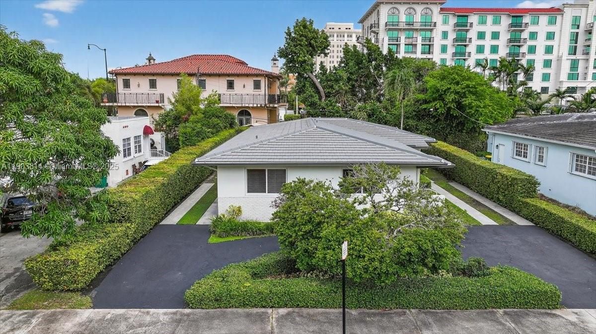 合同活跃: $2,850 (2 贝兹, 1 浴室, 1000 平方英尺)