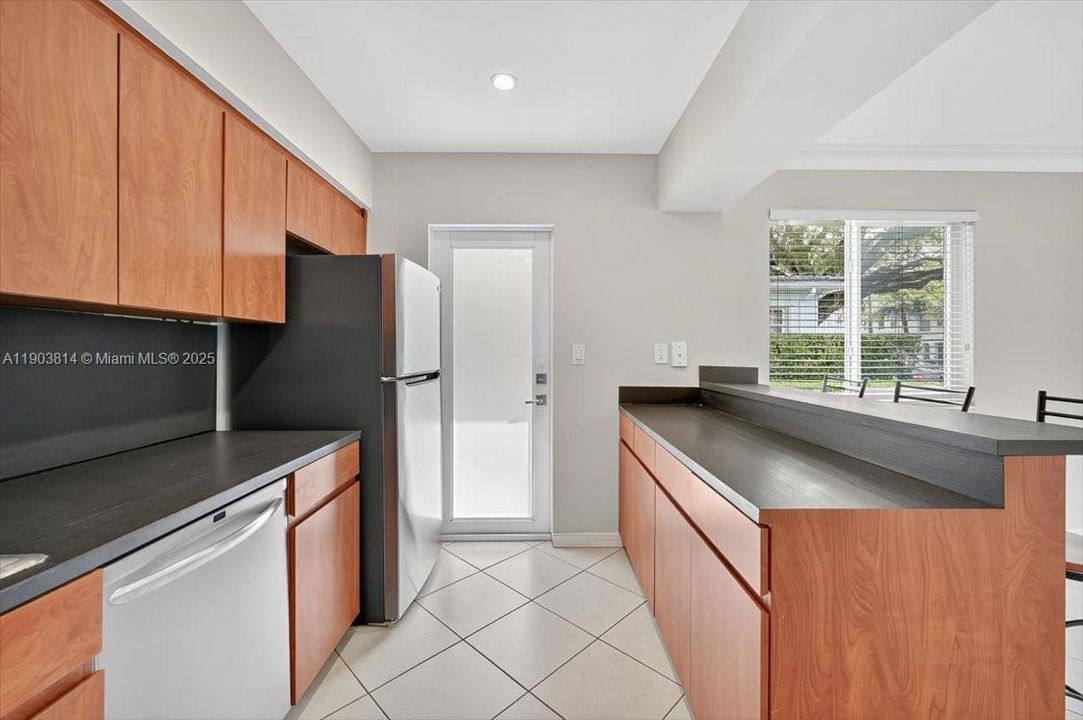 合同活跃: $2,850 (2 贝兹, 1 浴室, 1000 平方英尺)