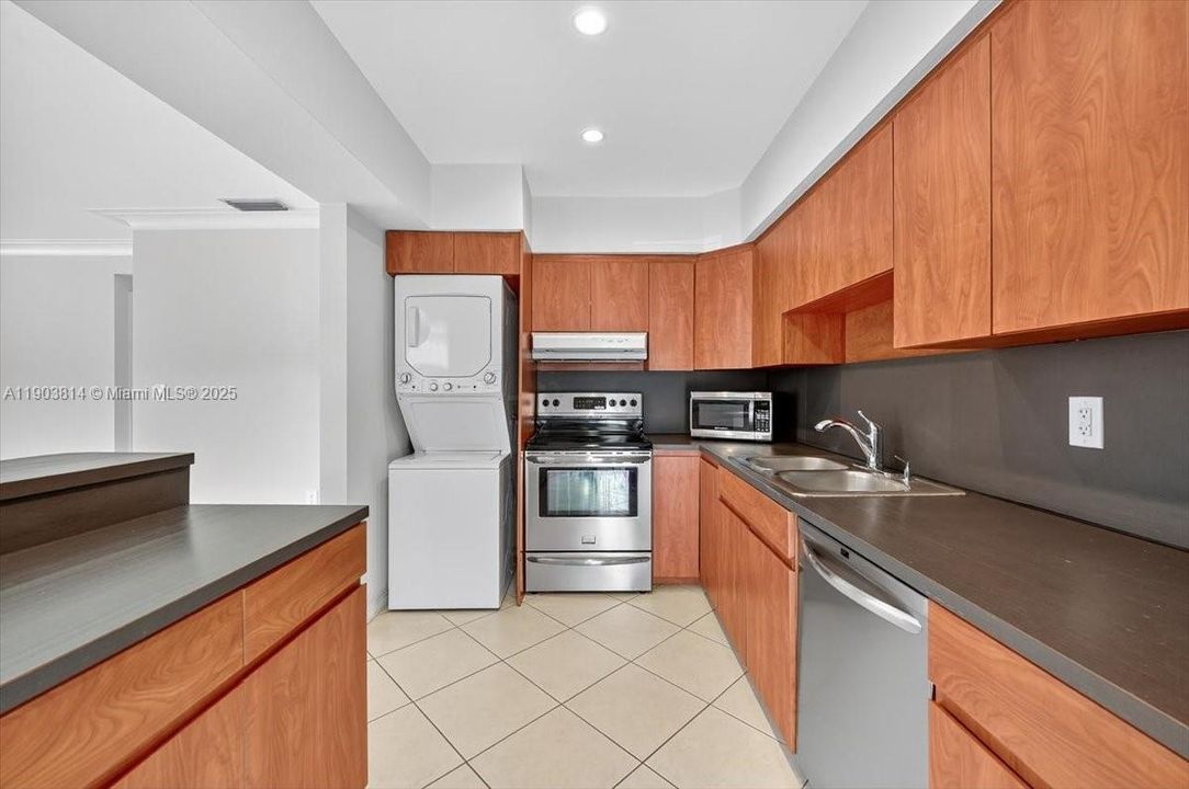 合同活跃: $2,850 (2 贝兹, 1 浴室, 1000 平方英尺)