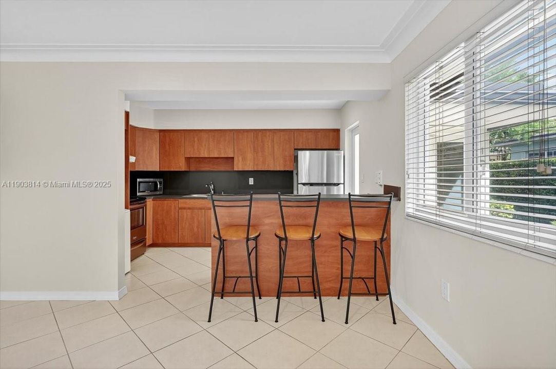 合同活跃: $2,850 (2 贝兹, 1 浴室, 1000 平方英尺)