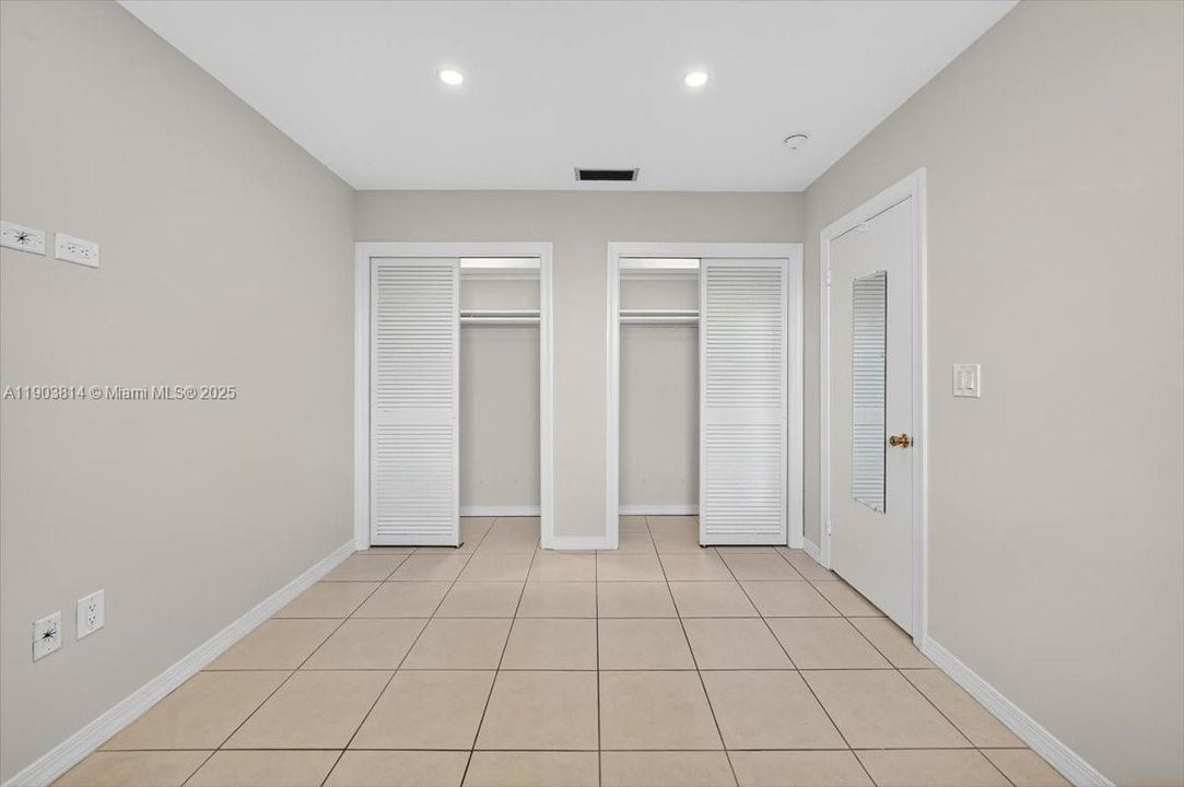 合同活跃: $2,850 (2 贝兹, 1 浴室, 1000 平方英尺)