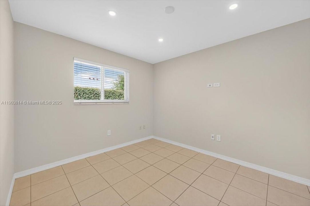 合同活跃: $2,850 (2 贝兹, 1 浴室, 1000 平方英尺)