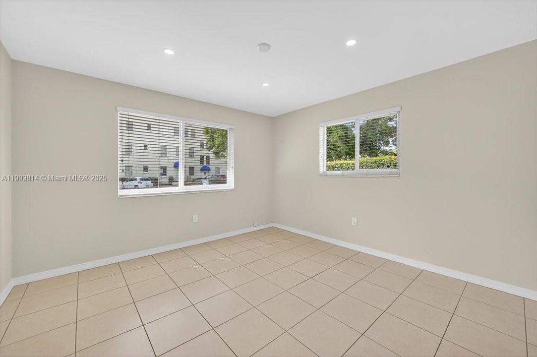 合同活跃: $2,850 (2 贝兹, 1 浴室, 1000 平方英尺)