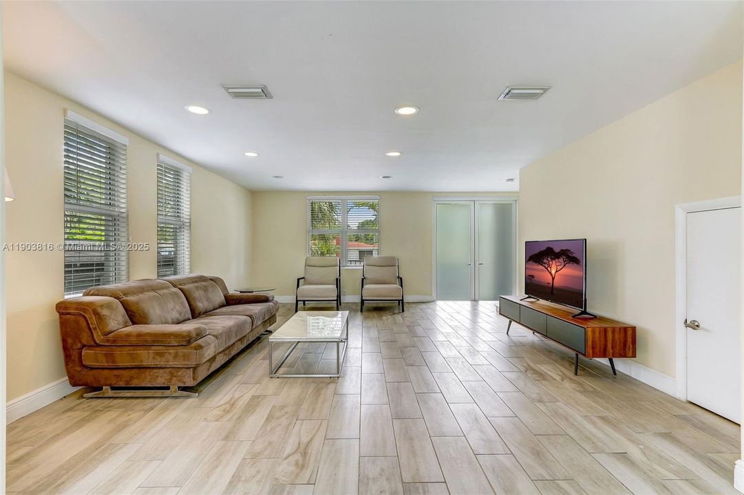 Recently Rented: $3,900 (3 beds, 2 baths, 3240 Square Feet)