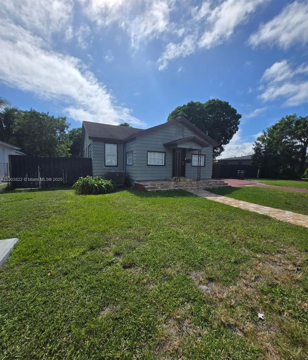 For Rent: $3,000 (2 beds, 1 baths, 1430 Square Feet)