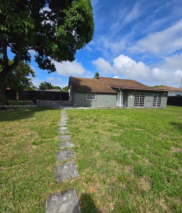 For Rent: $3,000 (2 beds, 1 baths, 1430 Square Feet)