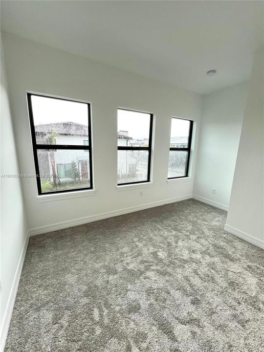 Под контрактом: $3,999 (3 спален, 2 ванн, 1876 Квадратных фут)