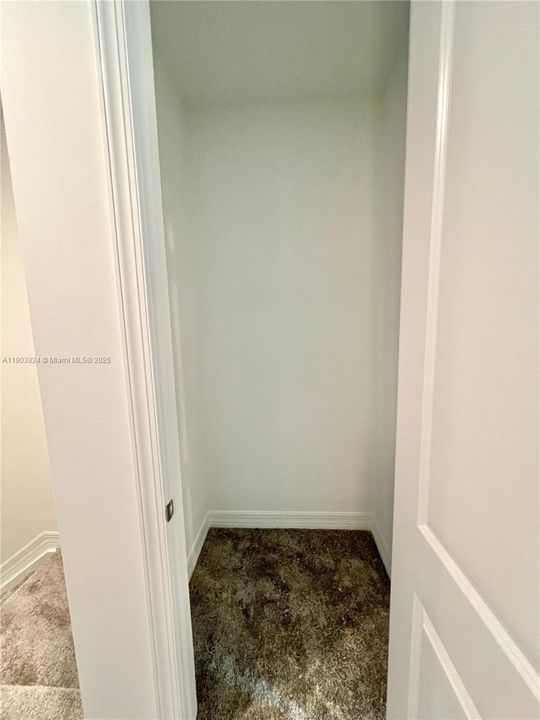 Под контрактом: $3,999 (3 спален, 2 ванн, 1876 Квадратных фут)