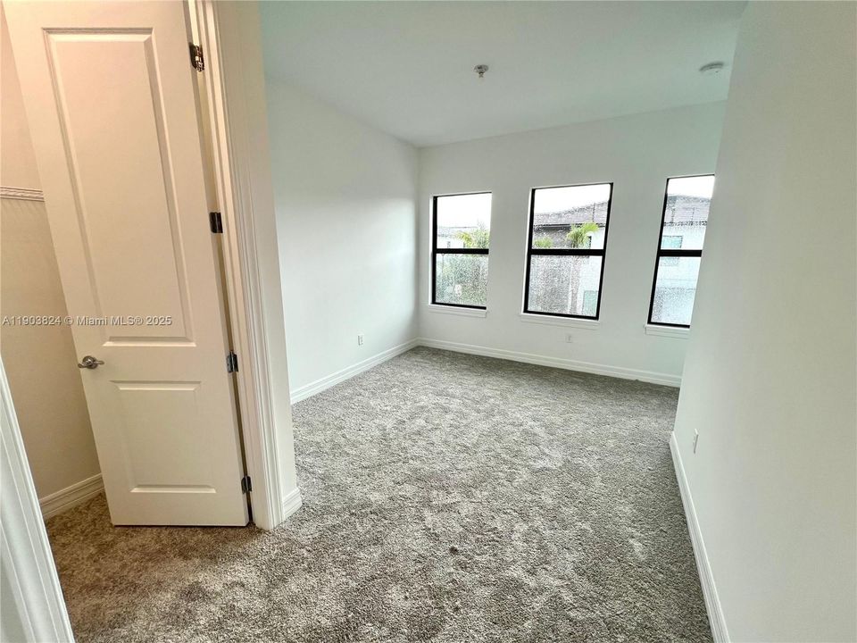 Под контрактом: $3,999 (3 спален, 2 ванн, 1876 Квадратных фут)