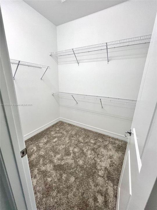 Под контрактом: $3,999 (3 спален, 2 ванн, 1876 Квадратных фут)