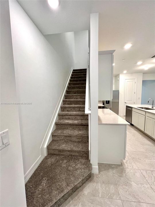 Под контрактом: $3,999 (3 спален, 2 ванн, 1876 Квадратных фут)