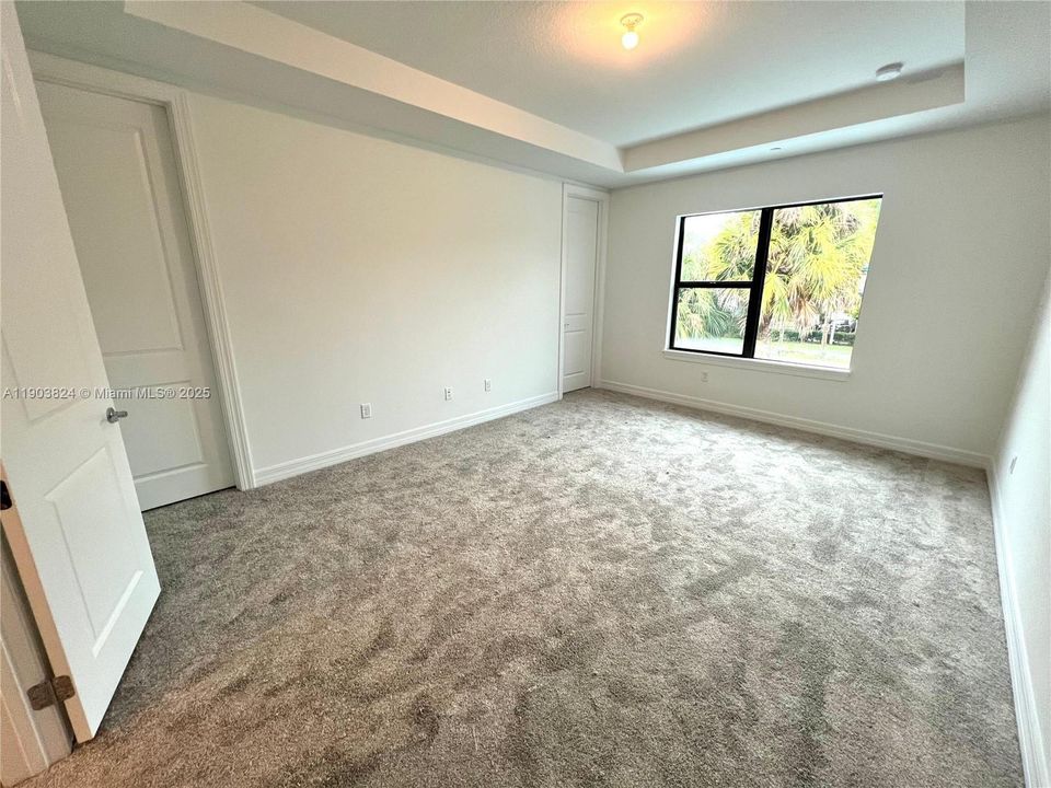 Под контрактом: $3,999 (3 спален, 2 ванн, 1876 Квадратных фут)