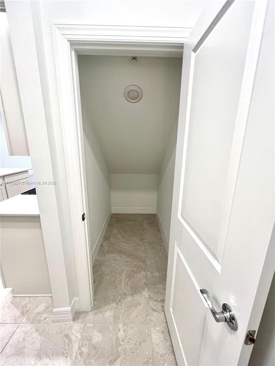 Под контрактом: $3,999 (3 спален, 2 ванн, 1876 Квадратных фут)