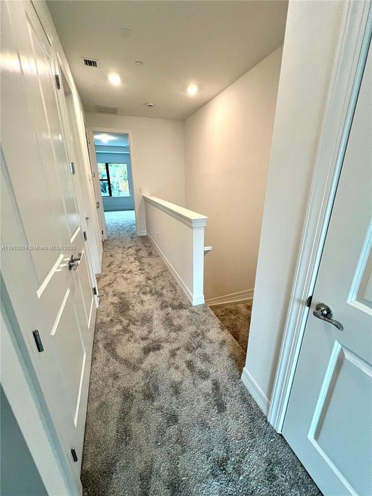 Под контрактом: $3,999 (3 спален, 2 ванн, 1876 Квадратных фут)