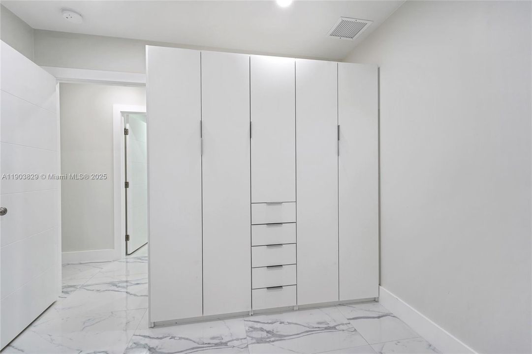 For Rent: $3,350 (3 beds, 2 baths, 1963 Square Feet)