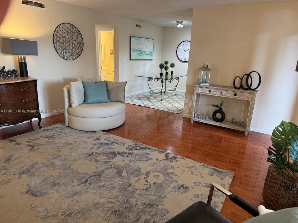 待售: $212,000 (2 贝兹, 2 浴室, 963 平方英尺)