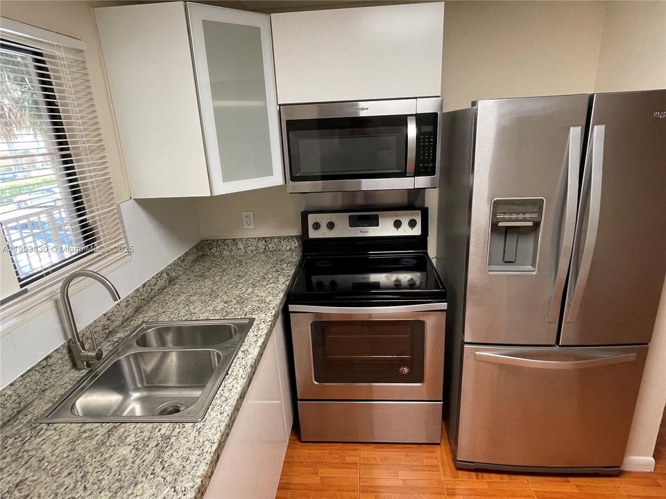 待售: $212,000 (2 贝兹, 2 浴室, 963 平方英尺)