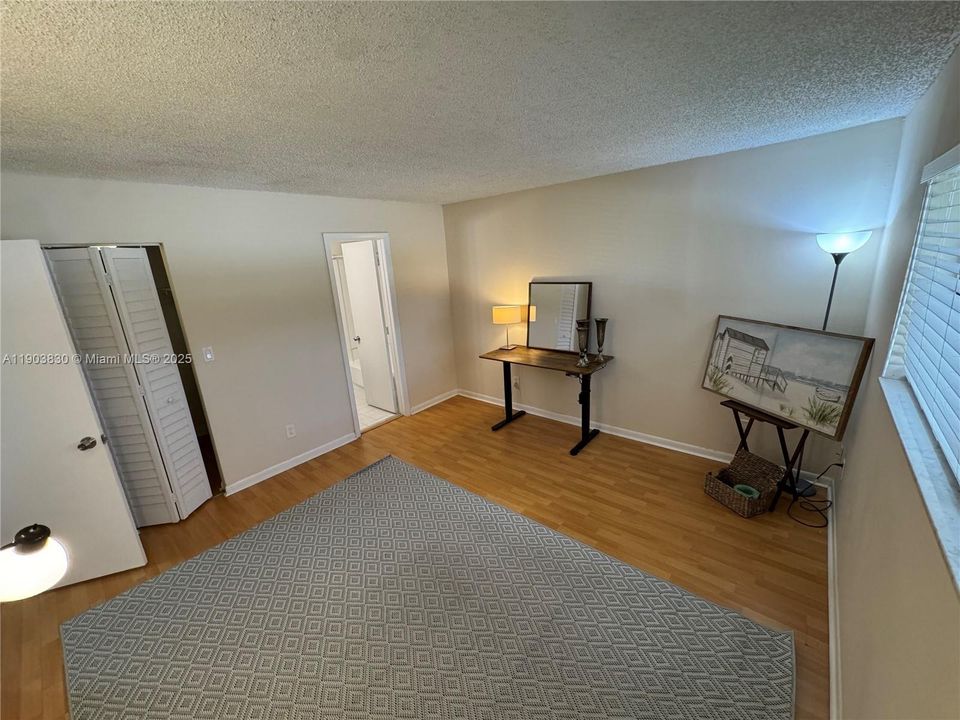 待售: $212,000 (2 贝兹, 2 浴室, 963 平方英尺)