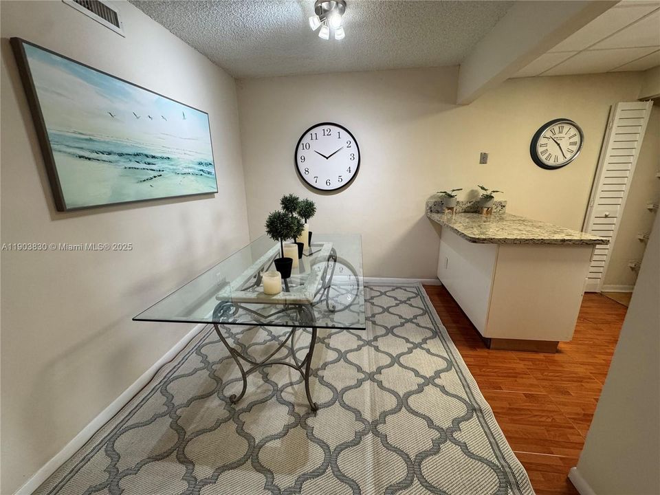 待售: $212,000 (2 贝兹, 2 浴室, 963 平方英尺)