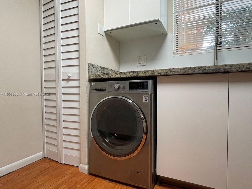 待售: $212,000 (2 贝兹, 2 浴室, 963 平方英尺)