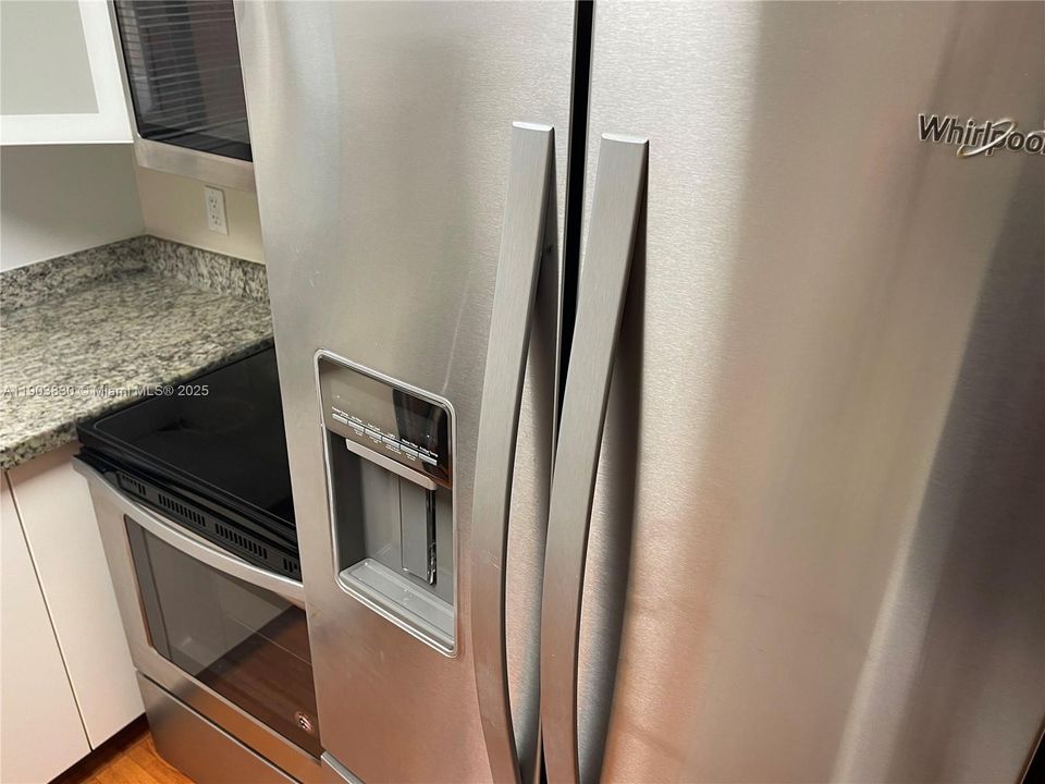 待售: $212,000 (2 贝兹, 2 浴室, 963 平方英尺)