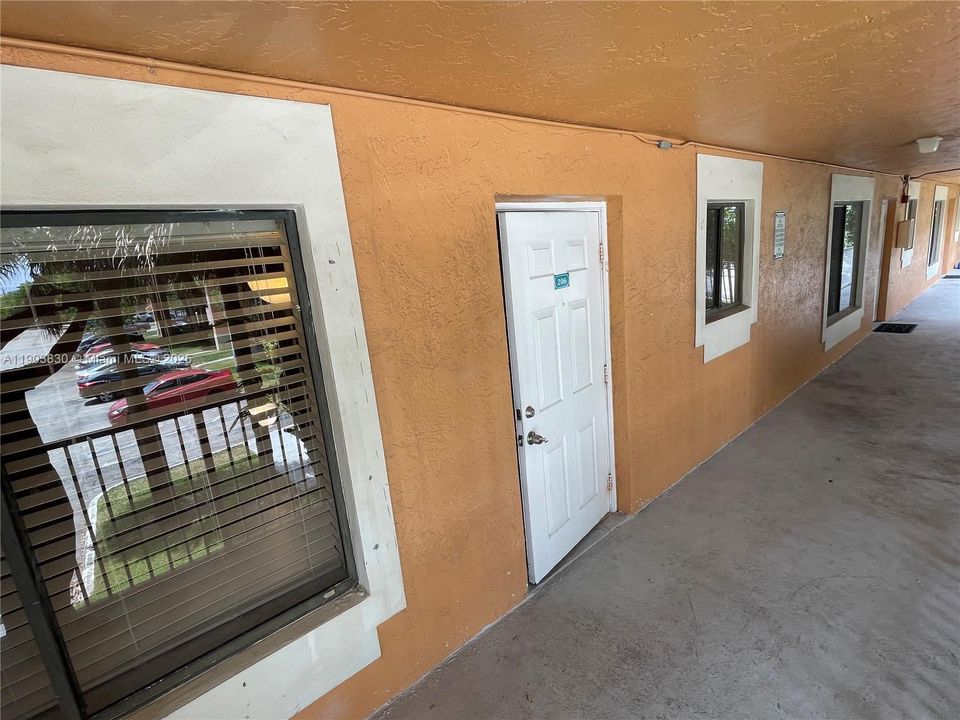 待售: $212,000 (2 贝兹, 2 浴室, 963 平方英尺)