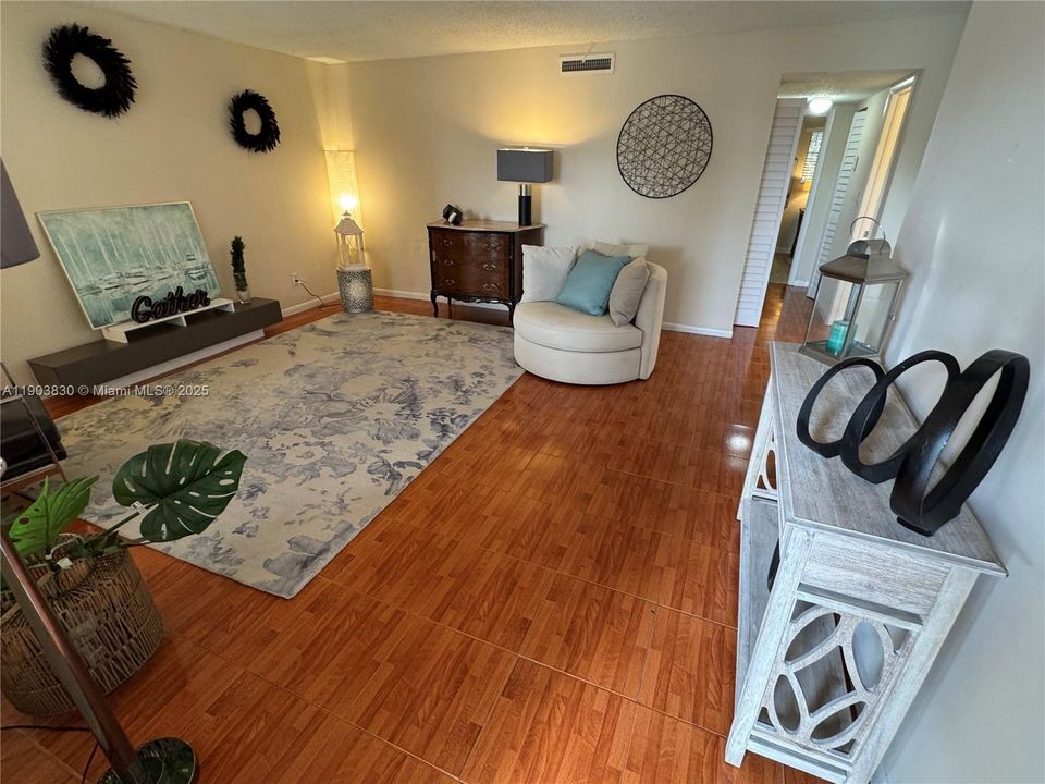 待售: $212,000 (2 贝兹, 2 浴室, 963 平方英尺)