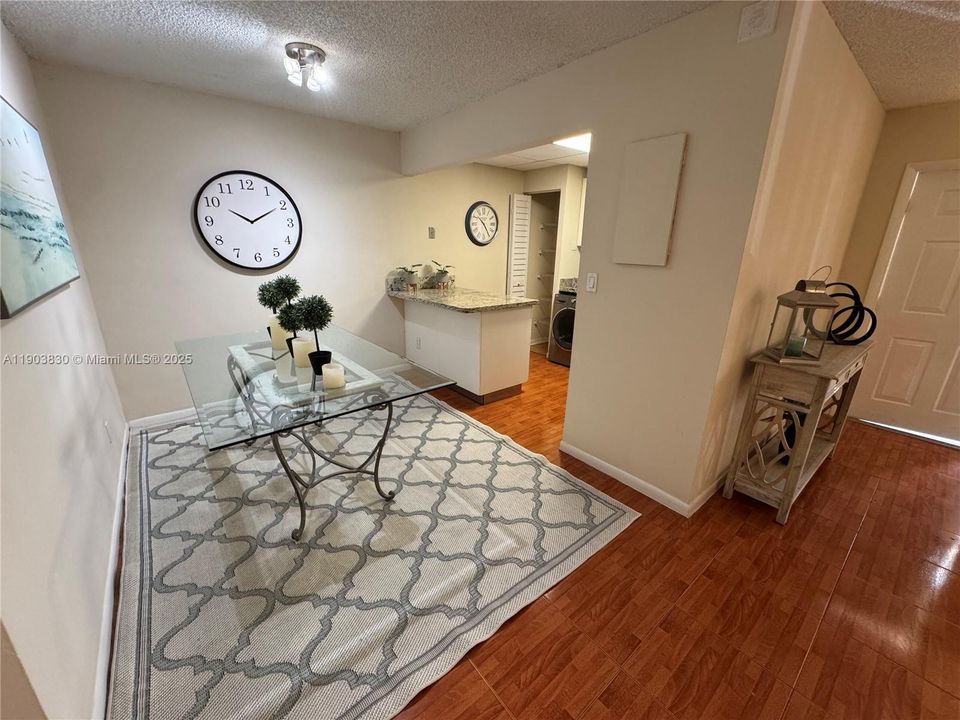 待售: $212,000 (2 贝兹, 2 浴室, 963 平方英尺)