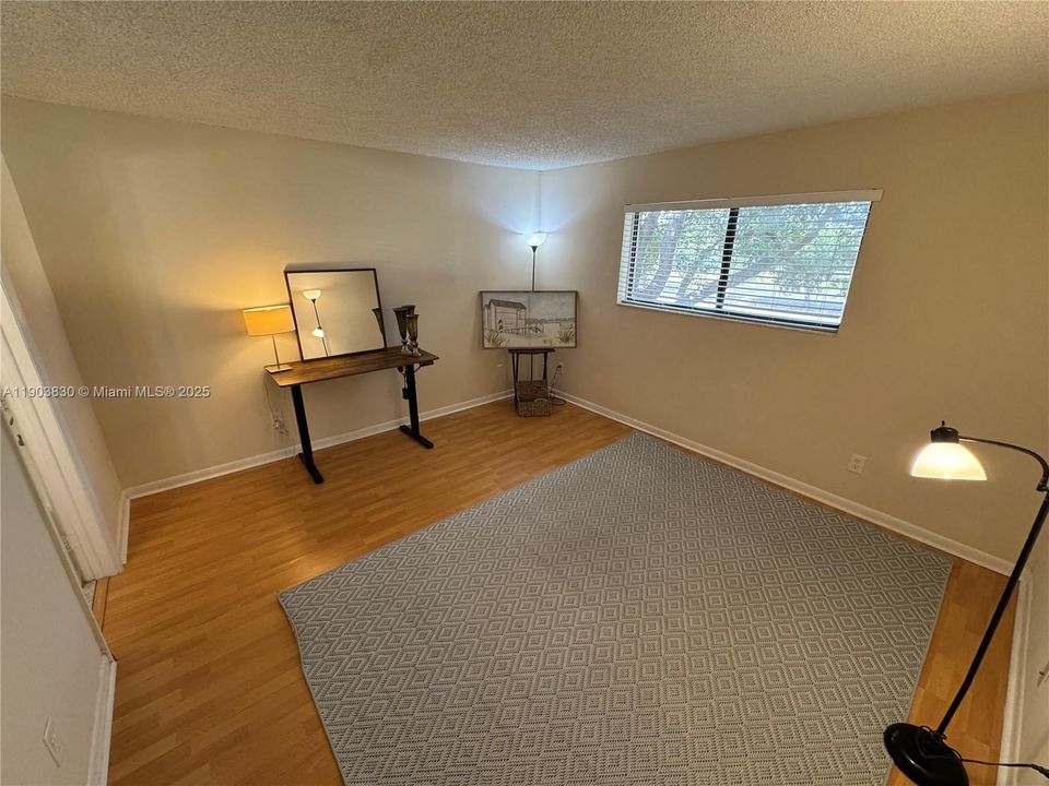 待售: $212,000 (2 贝兹, 2 浴室, 963 平方英尺)