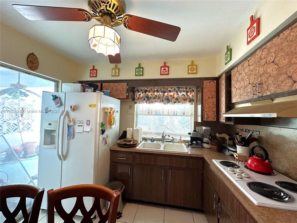 Active With Contract: $465,000 (3 beds, 2 baths, 1214 Square Feet)