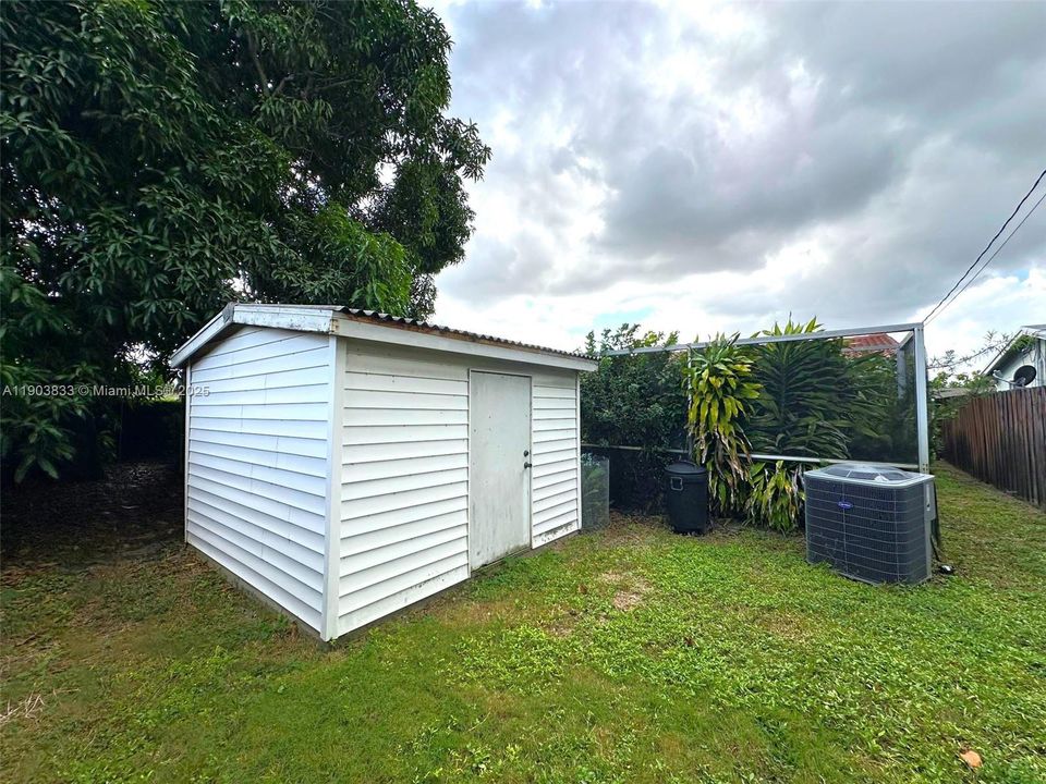 Active With Contract: $465,000 (3 beds, 2 baths, 1214 Square Feet)