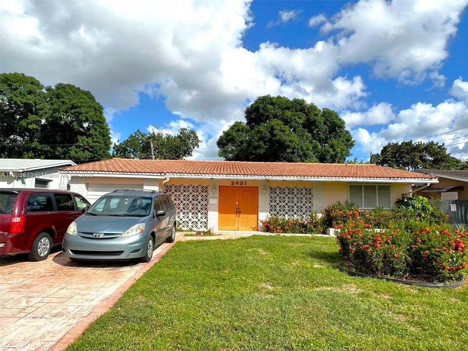 Active With Contract: $465,000 (3 beds, 2 baths, 1214 Square Feet)