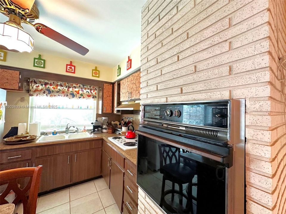 Active With Contract: $465,000 (3 beds, 2 baths, 1214 Square Feet)