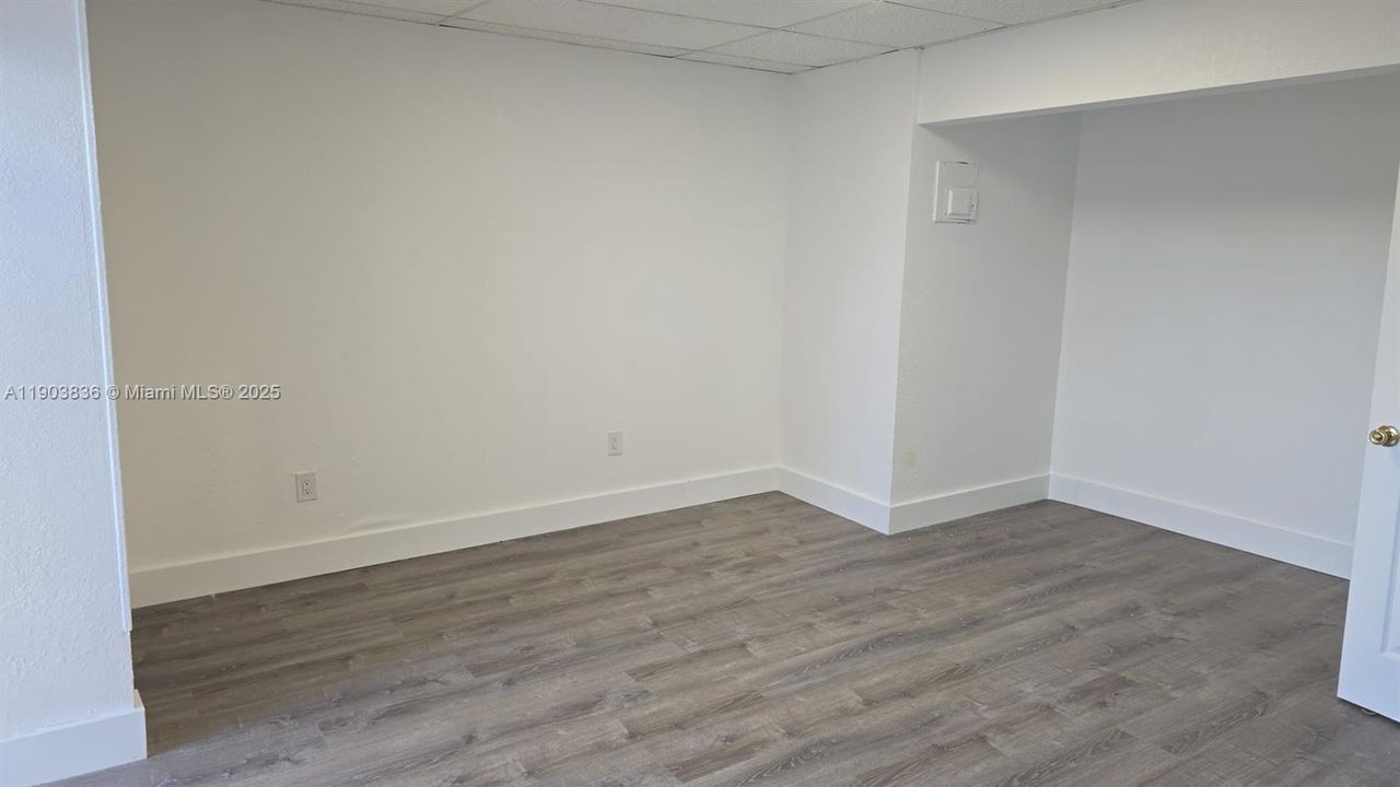 合同活跃: $1,375 (0 贝兹, 1 浴室, 8769 平方英尺)