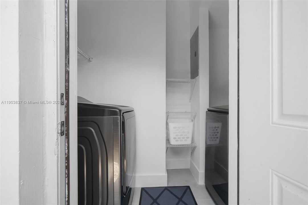 出租: $5,800 (5 贝兹, 3 浴室, 2700 平方英尺)