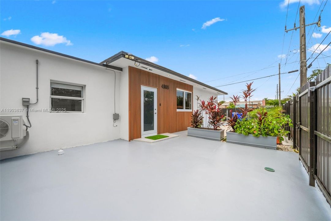 出租: $5,800 (5 贝兹, 3 浴室, 2700 平方英尺)