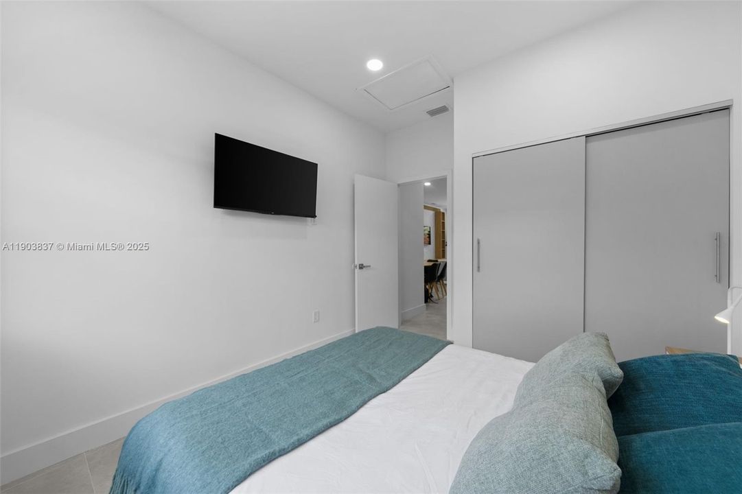 出租: $5,800 (5 贝兹, 3 浴室, 2700 平方英尺)